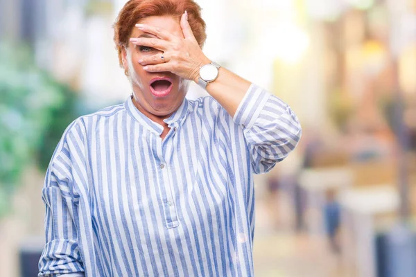 Yüz ve gözler el ile kapsayan şok bakmak izole arka plan Atrractive üst düzey beyaz Kızıl saçlı kadın mahcup ifadeyle parmaklarımın arasından arıyorsunuz.