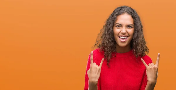 Mujer Hispana Joven Usando Suéter Rojo Gritando Con Expresión Loca — Foto de Stock