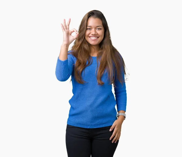 Jonge Mooie Brunette Vrouw Dragen Blauwe Trui Geïsoleerde Achtergrond Glimlachend — Stockfoto