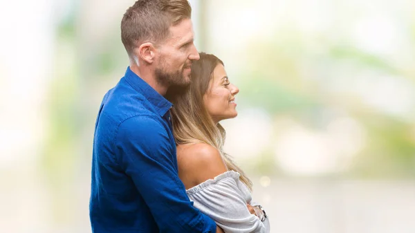 Junges Verliebtes Paar Über Isolierten Hintergrund Der Zur Seite Schaut — Stockfoto