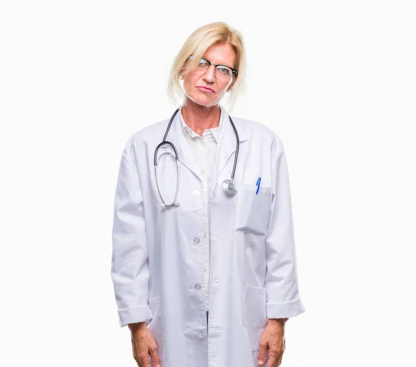 Średnim Wieku Blondynka Lekarz Kobieta Białym Tle Depresji Martwić Cierpienie — Zdjęcie stockowe