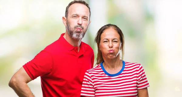 中年西班牙夫妇在爱情孤立的背景膨化脸颊与滑稽的脸 嘴被空气膨胀 疯狂的表情 — 图库照片