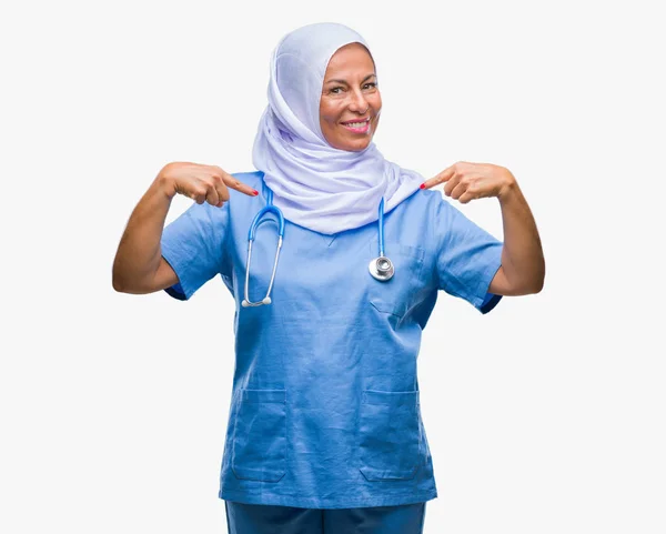 Ältere Arabische Krankenschwester Mittleren Alters Trägt Hijab Über Isoliertem Hintergrund — Stockfoto