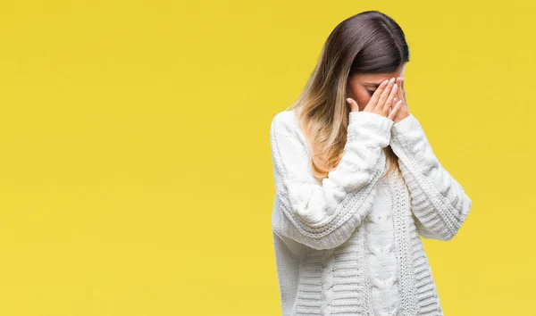 年轻美丽的女人休闲白色毛衣在孤立的背景与悲伤的表情覆盖着脸与手 而哭泣 抑郁症的概念 — 图库照片