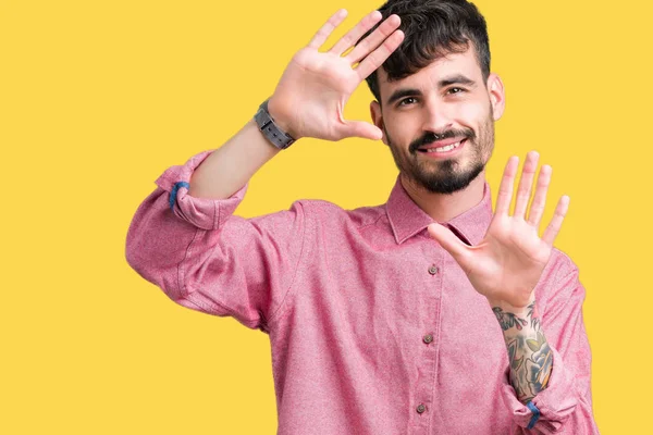 Jovem Bonito Homem Vestindo Rosa Camisa Sobre Isolado Fundo Sorrindo — Fotografia de Stock