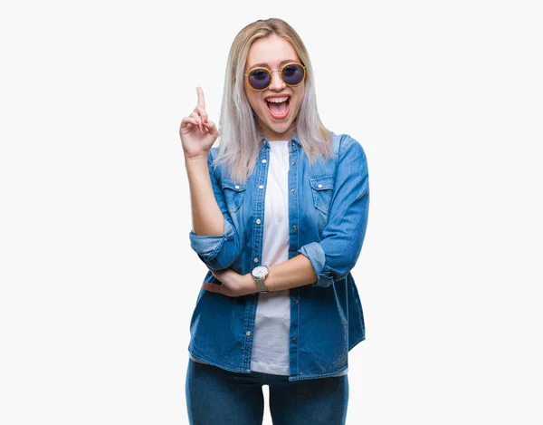Młoda Blondynka Kobietę Okularach Przeciwsłonecznych Nad Palcem Wskazującym Białym Tle — Zdjęcie stockowe