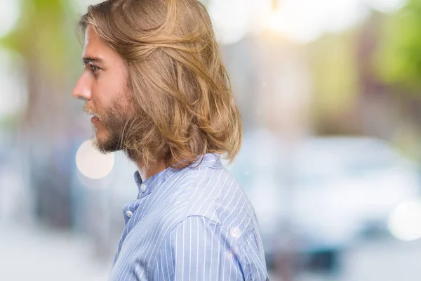 Jeune Homme Beau Aux Cheveux Longs Sur Fond Isolé Regardant — Photo