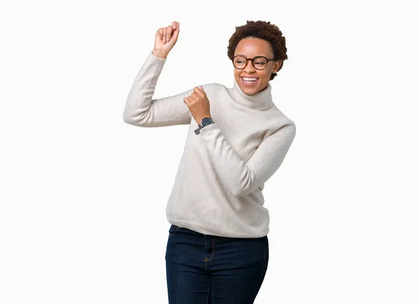 Молодая Красивая Африканская Американка Очках Изолированном Фоне Танцует Счастливой Веселой — стоковое фото