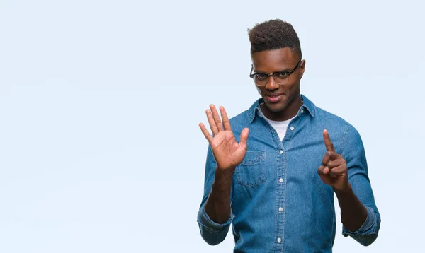 Молодой Африканский Американец Изолированном Фоне Показывает Показывает Пальцами Номер Шесть — стоковое фото