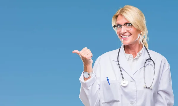 Médico Loira Meia Idade Mulher Sobre Fundo Isolado Sorrindo Com — Fotografia de Stock