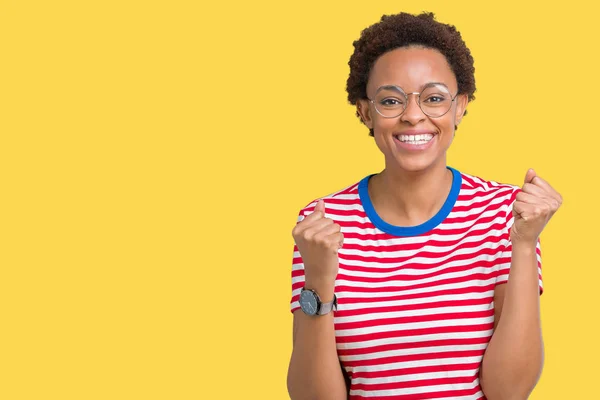 Hermosa Mujer Afroamericana Joven Con Gafas Sobre Fondo Aislado Celebrando —  Fotos de Stock