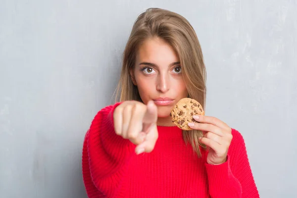 Hermosa Mujer Joven Sobre Pared Gris Grunge Comer Chocolate Chip —  Fotos de Stock