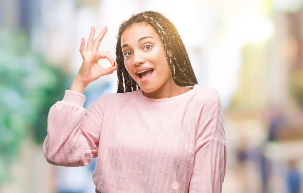 Joven Trenzado Cabello Afroamericano Chica Usando Suéter Sobre Fondo Aislado — Foto de Stock