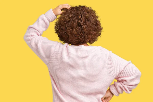 İzole arka plan geriye düşünme hakkında şüphe ile baş taraftan üzerinde değiştirilebilir mavi renk şerit duyarlılığı giyen orta ager üst düzey kadın