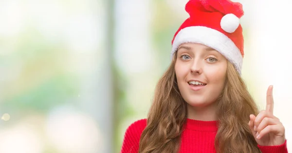 Junge Blonde Frau Mit Weihnachtsmann Hut Überrascht Mit Einer Idee — Stockfoto