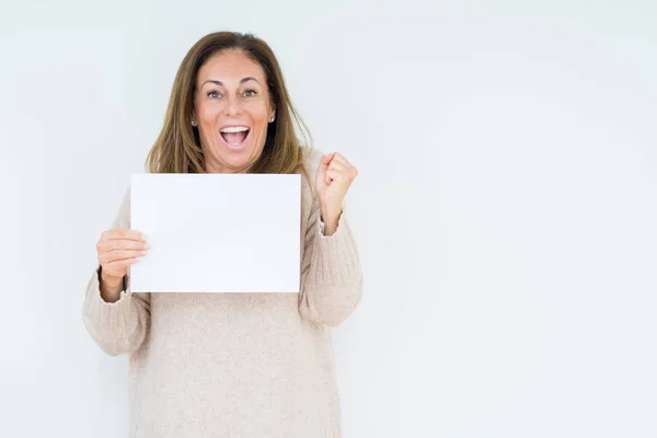 Mujer Mediana Edad Sosteniendo Hoja Papel Blanco Sobre Fondo Aislado —  Fotos de Stock