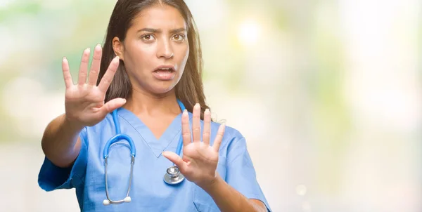 Genç Arap Doktor Cerrah Kadın Şok Bağırarak Korkuyor Dehşet Korku — Stok fotoğraf