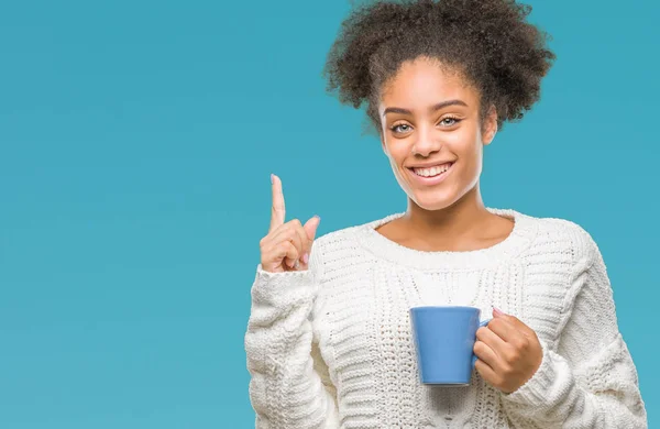 Joven Mujer Afroamericana Goteando Una Taza Café Sobre Fondo Aislado — Foto de Stock