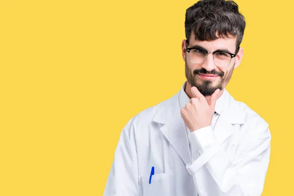 Ilmuwan Profesional Muda Yang Mengenakan Mantel Putih Atas Latar Belakang — Stok Foto