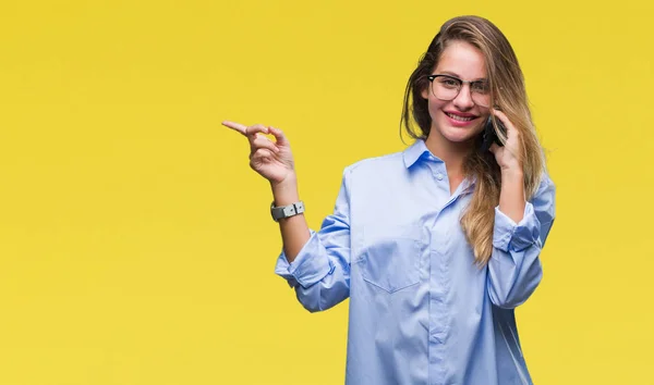 Joven Mujer Negocios Rubia Hermosa Llamando Usando Teléfono Inteligente Sobre —  Fotos de Stock