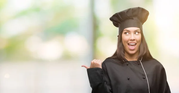 Jovem Cozinheira Hispânica Vestindo Uniforme Chef Apontando Mostrando Com Polegar — Fotografia de Stock