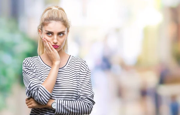 Giovane Bella Donna Bionda Che Indossa Maglione Strisce Sfondo Isolato — Foto Stock