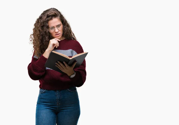 Menina Morena Jovem Lendo Livro Usando Óculos Sobre Fundo Isolado — Fotografia de Stock