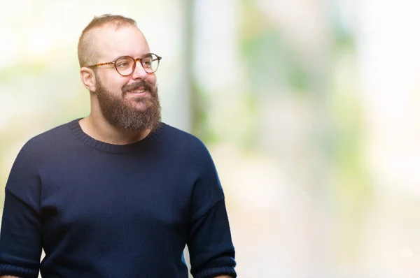 Unga Kaukasiska Hipster Mannen Bär Solglasögon Över Isolerade Bakgrunden Tittar — Stockfoto