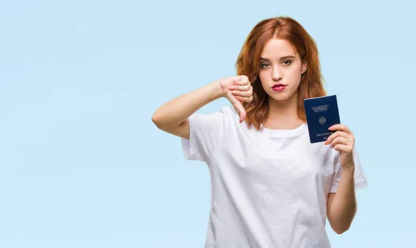 怒った顔 ダウン親指で嫌悪感を示すマイナス記号 拒絶反応の概念と分離の背景にドイツのパスポートを保持して若い美しい女性 — ストック写真