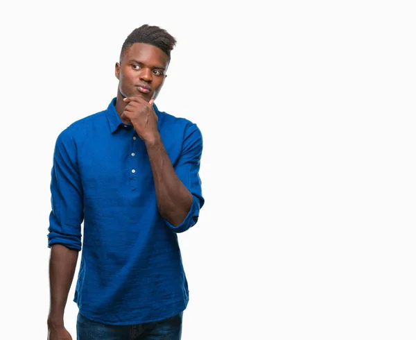 Молодий Афроамериканець Людиною Над Ізольованих Фону Рук Підборіддя Думаючи Про — стокове фото
