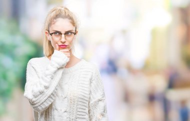 Emin çapraz kollar ve çeneme kaldırdı el ile gülümseme ile kameraya bakarak izole arka plan üzerinde gözlük takan genç güzel sarışın kadın. Pozitif düşünce.