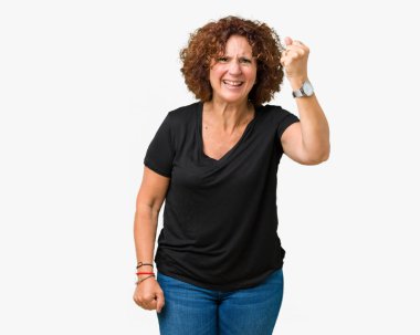 Güzel orta ager üst düzey kadın yüzünden arka plan kızgın izole ve kızgın yükselterek yumruk öfke ile sinirli ve öfkeli iken bağırarak. Öfke ve agresif kavramı.