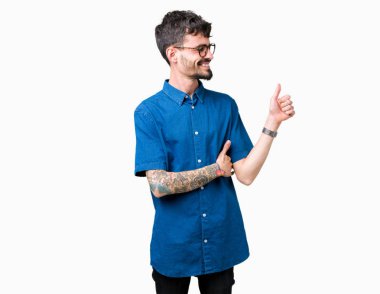 Tarafa jest yapıyor gülümseyen izole arka plan gurur, seyir üzerinde gözlük takan genç yakışıklı adam yaşasın