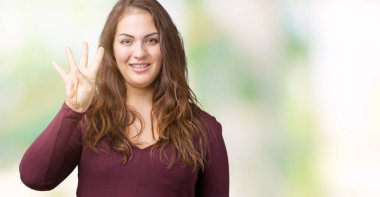Parmakları ile dört gülümseyen ise kendinden emin ve mutlu güzel ve çekici artı boyutu genç kadın ve yukarıyı gösteren izole arka plan üzerinde elbise numara.