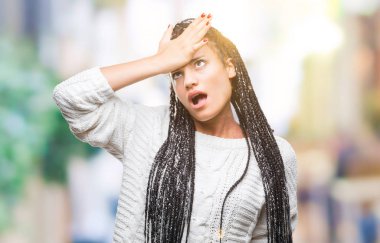 Genç örgülü saç Afro-Amerikan Kız giyiyor kazak izole arka kafasına hata için el ile sürpriz üzerinde hata hatırlıyorum. Unuttum, kötü bellek kavramı.