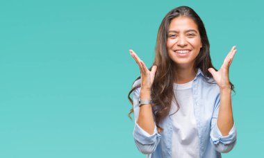 Genç güzel Arap kadın deli ve silah ile başarı için deli kutluyor izole arka plan üzerinde kaldırdı ve heyecanlı çığlık gözler kapalı. Kazanan kavramı