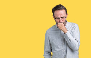 Duygu iyi ve soğuk veya bronşit için semptom olarak öksürük izole arka plan üzerinde gözlük takan yakışıklı orta yaş zarif komuta sizde. Sağlık kavramı.