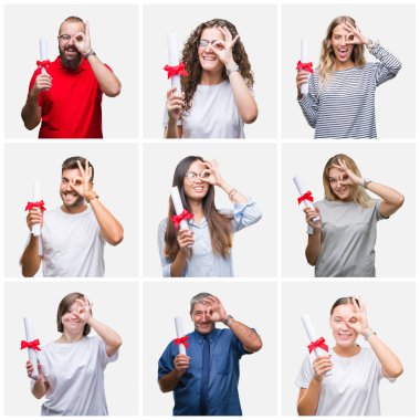 Bir grup insan derecesi renkli izole arka plan ile ok işareti ile el parmaklarının arasından seyir göze yapıyor gülümseyen mutlu yüz tutan kolaj