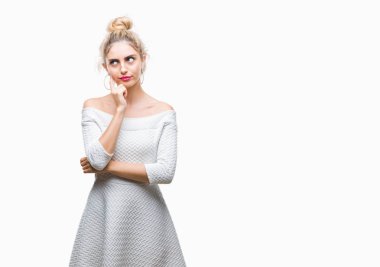 Kadın el ile arka plan üzerinde izole genç güzel sarışın ve mavi gözleri soru, dalgın ifade düşünmeye çene. Düşünceli yüzüyle gülümsüyor. Şüphe kavramı.