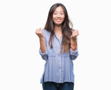 Genç Asyalı kadın kutluyor izole arka plan üzerinde şaşırttı ve başarı için kaldırdı kollarını açarak hayret ve gözleri açık. Kazanan kavramı.