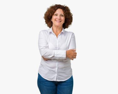 İzole arka plan mutlu yüz çapraz silah kameraya bakarak ile gülümseyen güzel orta ager üst düzey businees kadın. Olumlu bir kişi.