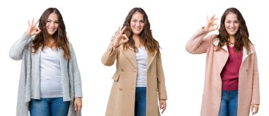 Kolaj üzerinde gülümseyen izole arka plan el ve parmaklar ok işaretiyle yapıyor olumlu kış ceket giyen boyutu kadın artı güzel bir. Başarılı ifade.