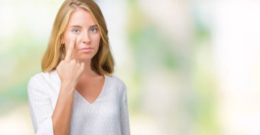 Güzel genç zarif kadın yüzünden izole arka plan işaret jest göz izlemek için şüpheli ifade