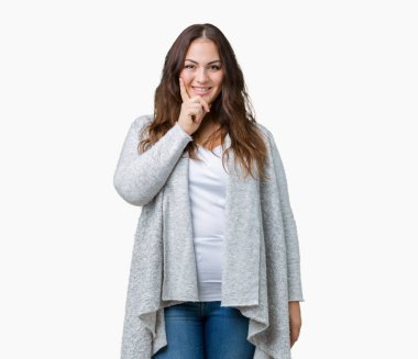 Artı boyutu genç kadın güzel kış ceket üzerinde arka plan emin çapraz kollar ve çeneme kaldırdı el ile gülümseme ile kameraya bakarak izole. Pozitif düşünce.