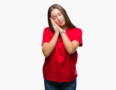 Uyku yorgun hayal ve ellerle birlikte poz ile kapalı gözler gülümseyen izole arka plan üzerinde genç güzel bir beyaz kadın.