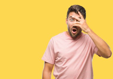 Mahcup ifadeyle parmaklarımın arasından seyir izole arka yüz ve gözler el ile kapsayan şok bakmak genç yakışıklı adam.