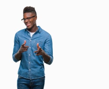 Afrikalı-Amerikalı genç fotoğraf makinesi ile mutlu ve komik yüz için parmakları işaret izole arka plan üzerinde. İyi enerji ve vibes.