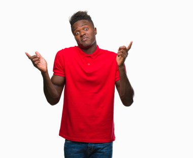 Afrikalı-Amerikalı genç izole arka plan clueless ve şaşkın bir ifadeyle kollar ve eller ortaya çıkar üzerinden. Şüphe kavramı.