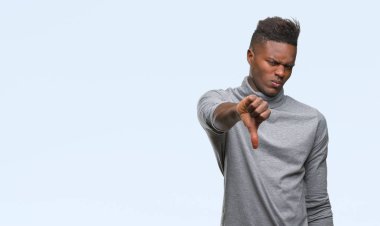 Afrikalı-Amerikalı genç mutsuz ve kızgın ret gösterilen ve başparmak aşağı hareketi ile negatif seyir izole arka plan üzerinde. Kötü ifade.