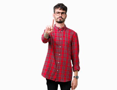 Genç yakışıklı adam gözlük izole üzerinde arka plan işaret parmağını ve kızgın ifade ile